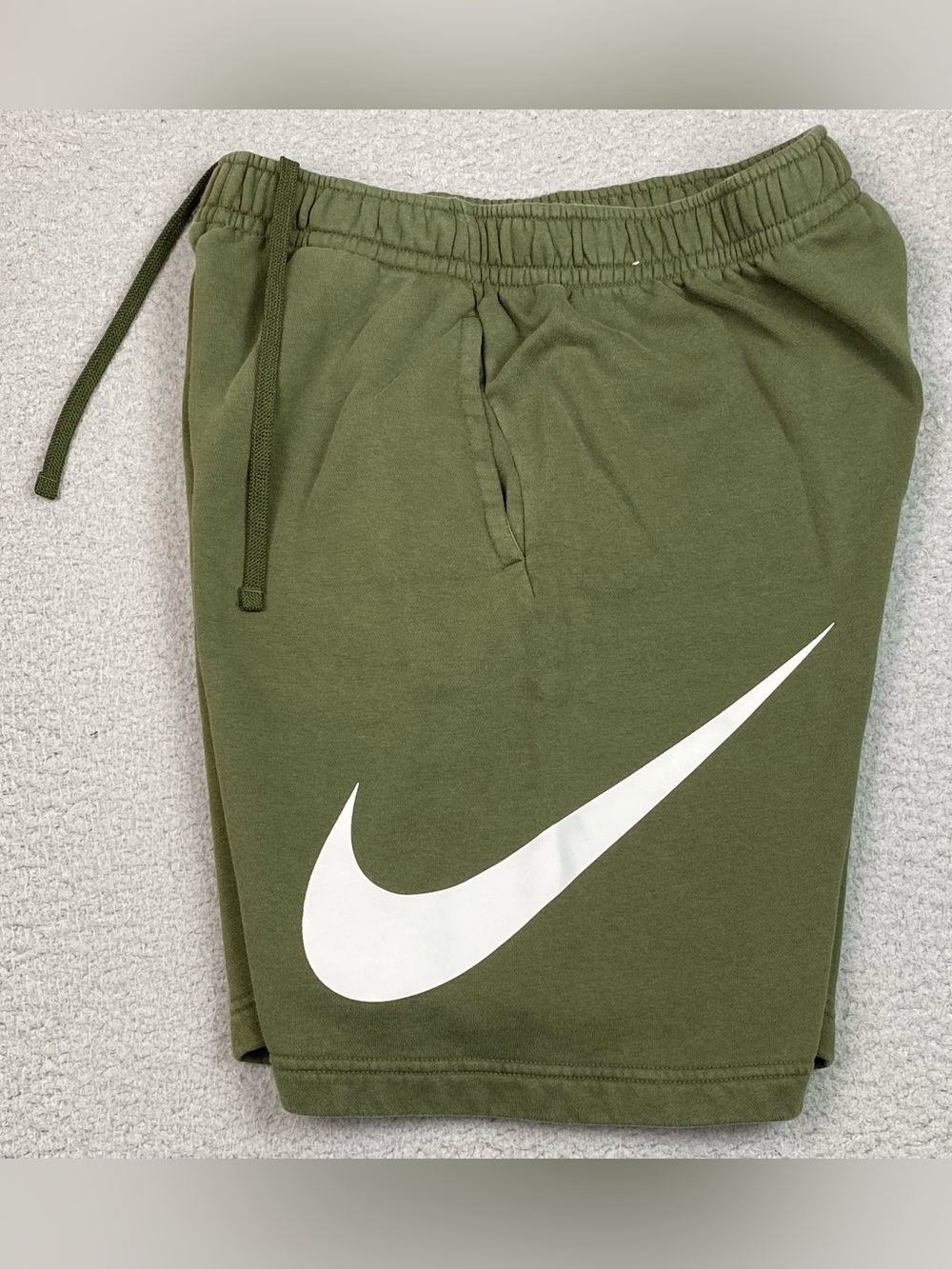 Nike Sportswear Men's Size M Green Club Fleece Sweat Shorts Swoosh Logo Gym